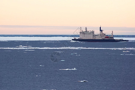 在北极冰层之间航行气候变化巡航荒野冰山游艇旅游流动海岸甲板破冰图片