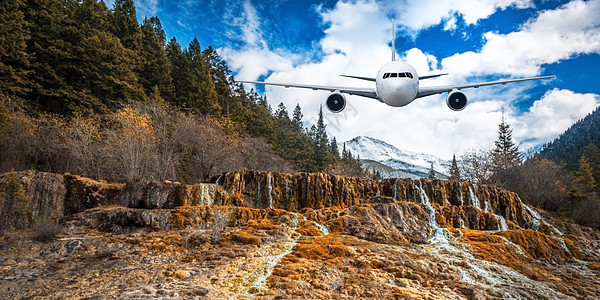飞越雪山背景的飞机被炸飞假期航班反射车辆商业运输翅膀旅行空气喷射图片