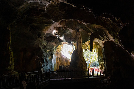 躲到洞穴前 古老的石头洞洞石和stalagmites入口旅游隧道地质学蝙蝠石灰石旅行国家勘探地标图片