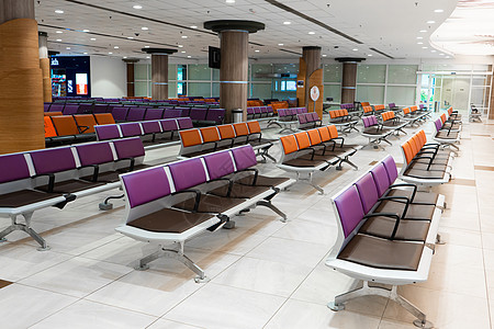 大流行期间空荡荡的国际机场大楼 机场休息室的空座位排飞机车站金属建筑学椅子飞机场房间旅行航空公司游客图片