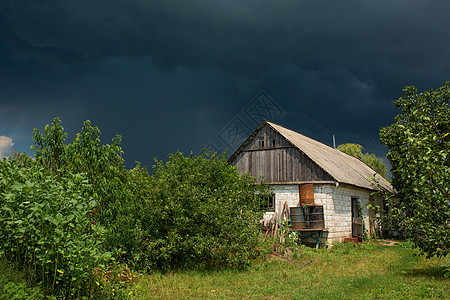 离远村庄的一座废弃老房子附近大雨 绿色自然花园天空天气气候农村地平线蓝色建筑季节村庄图片