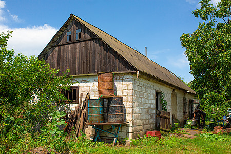在遥远的村子里 一座废弃的老房子建筑学建筑季节蓝色太阳窗户住宅农场松树农村背景图片