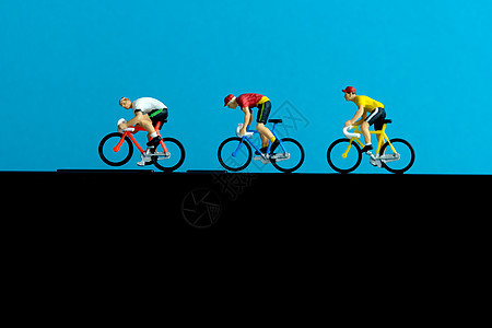 自行车骑车教练和追踪应用程序 一个在智能手机之上的自行车操作 迷你人想象出概念性照片运动电话数字健身房手表锻炼跑步技术男人展示图片