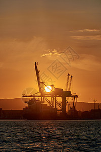 港口的起重车和船舶商业船运码头运输日落货物太阳起重机平台贸易图片