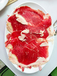 原红色脂肪牛肉盘子图片