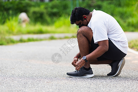 黑人骑着手表 坐着努力跑来跑去的鞋带锻炼运动鞋蕾丝训练男性运动跑步慢跑者健身房衬衫图片