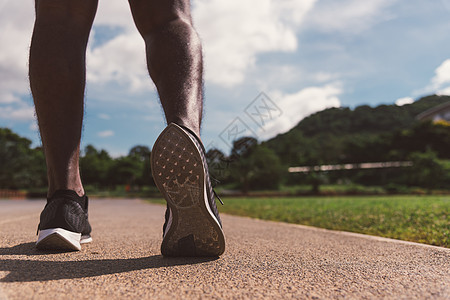 黑人运动选手佩戴主动准备训练的脚步慢跑活动运动员行动娱乐齿轮赛跑者慢跑者活力跑步图片
