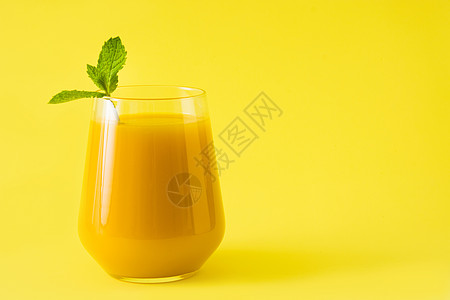 曼戈拉西甜点 传统印度人喝的黄底酒健康水果奶昔酸奶热带茶点薄荷饮料饮食早餐背景图片