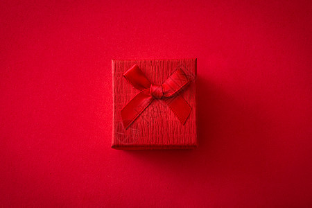 红背景的红色礼品盒 顶视图盒子庆典礼物丝带生日图片