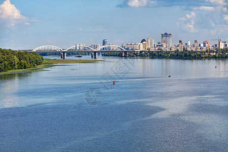 Dnipro 铁路桥和基辅沿海新住宅区的景象 校对 Portnoy图片