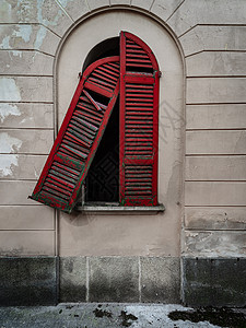 意大利古老破旧建筑窗的红色门红门图片