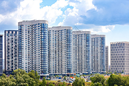 新的住宅高楼建筑在蓝色云层的天空面前露出面目图片