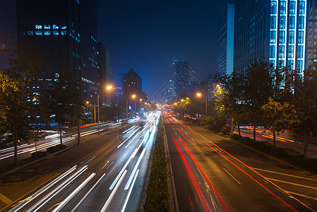 夜间高速公路上的灯光路道驾驶景观运输运动城市街道建筑红色辉光速度图片