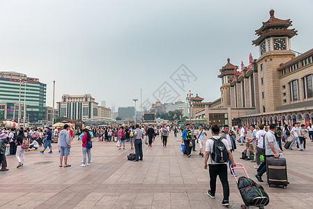 中国北京2016 年 7 月 13 日 北京西站 车站平均每天服务150 000180 000名乘客 每天最多服务400 000图片