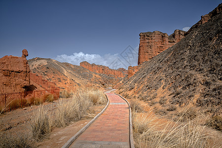 中国亚山地公园的彩虹山脉远足小路干旱地形风景岩石场景条纹旅行蓝色图片