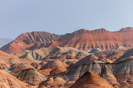 中国亚山地公园的彩虹山脉地貌条纹顶峰风景丹霞悬崖砂岩首脑蓝色天空图片