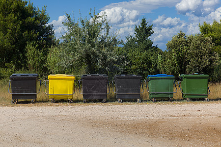 许多垃圾桶排成一排材料盒子玻璃环境黄色金属绿色食物生态回收图片