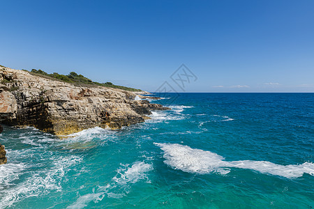 风暴后亚得里亚海的岩岸海岸线海景海水盐水游客旅游照片海洋场景晴天图片