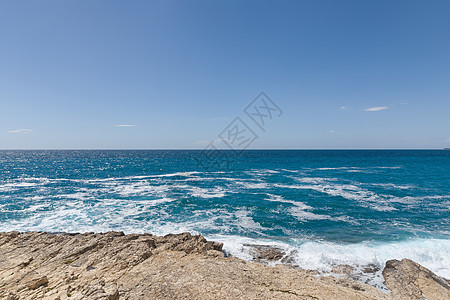 风暴后亚得里亚海的岩岸海景海岸线土地阳光晴天支撑海洋蓝色海岸游泳图片
