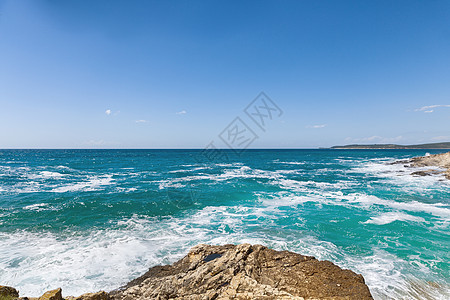 风暴后亚得里亚海的岩岸支撑石头地平线天空海浪蓝色海洋阳光海景海岸线图片