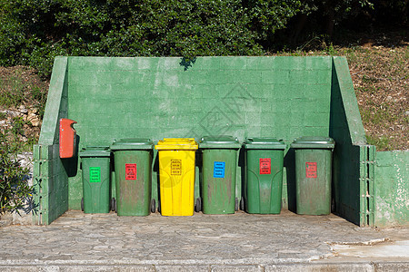 许多垃圾桶排成一排环境盒子生态玻璃垃圾黄色瓶子绿色塑料回收图片
