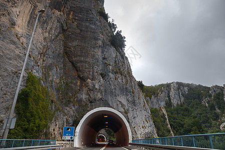 人造道路隧道作为背景的入口处图片