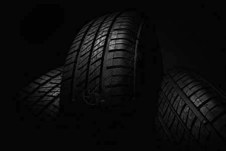 黑暗背景下新轮胎和未使用的车胎橡皮安全圆形牵引力速度黑色工作室车辆运输车轮图片