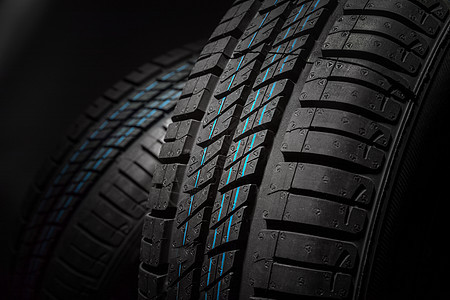 黑暗背景下新轮胎和未使用的车胎牵引力车辆工作室橡皮安全运输速度车轮黑色圆形图片