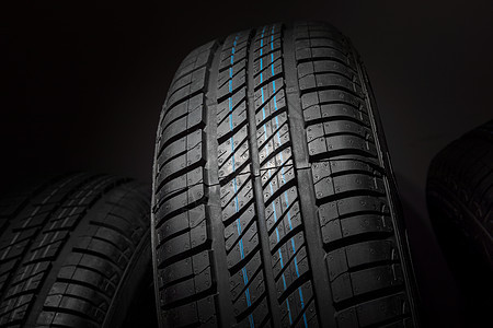 黑暗背景下新轮胎和未使用的车胎运输车辆运动圆形黑色安全橡皮牵引力速度工作室图片