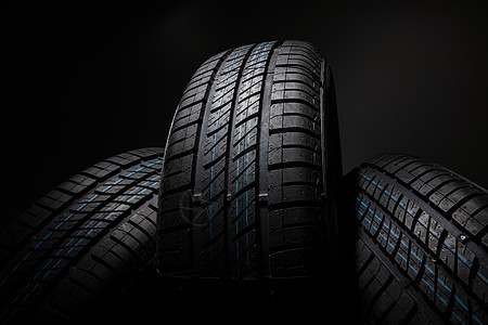 黑暗背景下新轮胎和未使用的车胎车轮车辆牵引力橡皮工作室黑色运动圆形运输速度图片