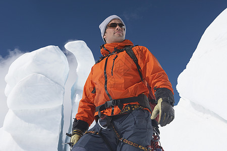 在冰层形成前登山的登山者运动极限服装太阳镜攀岩中年人冒险成人中年一人图片