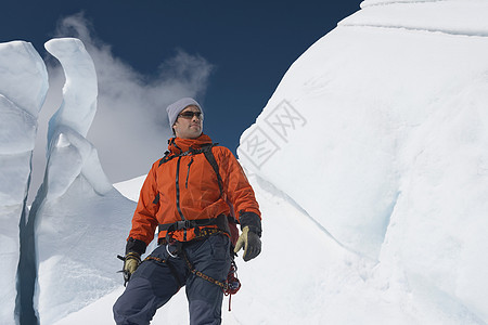 在冰层形成前登山的登山者男人成人服装冒险一人娱乐运动中年人极限太阳镜图片