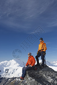 山峰上的登山者防护服山顶极限中年人成功成就服装风景男人图片