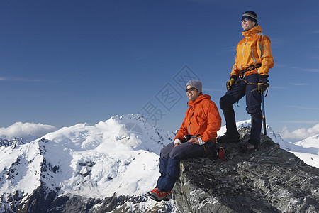 山峰上的登山者两个人运动中年成就山顶服装中年人防护服极限男人图片