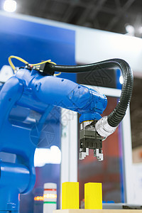 工作在工业环境的自动机器人胳膊电脑自动化科学焊接制造业焊机金属机械机器工程图片