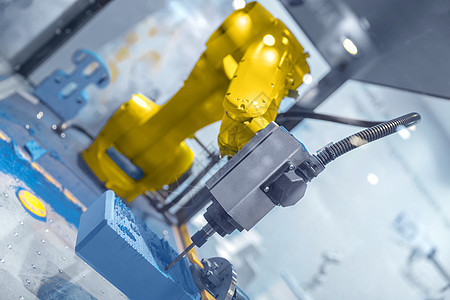 工作在工业环境的自动机器人胳膊机械焊机生产自动化工厂手臂科学焊接技术工程师图片