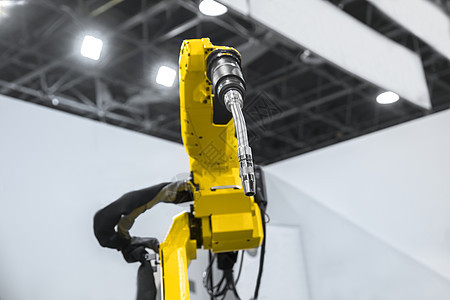 工作在工业环境的自动机器人胳膊电子人机械臂白色工程机械作坊制造业焊机机器自动化图片