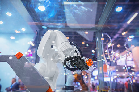 工作在工业环境的自动机器人胳膊机器金属制造业自动化电子人电脑焊接机械工程生产图片