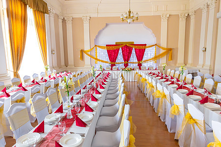 大型餐厅 配有桌子环境大厅刀具婚礼用餐庆典婚姻派对风格房间背景图片