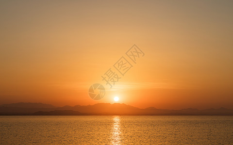 美丽的日落在地平线上海浪海洋太阳黄色晴天海岸反射天空旅行阳光图片