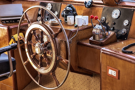 阳光下乘船驾驶舱速度运输巡航座舱游艇航海奢华方向盘木头房间图片