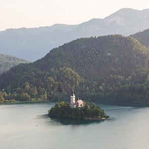 Lake Bled湖 有教堂的岛屿和背景中的阿尔卑斯山脉 斯洛文尼亚村庄城堡游客爬坡森林教会地标楼梯公园国家图片