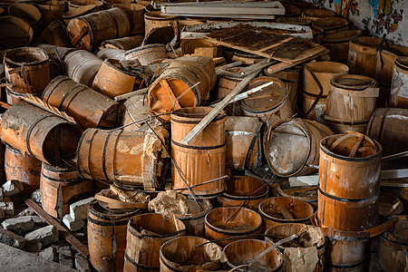旧的和损坏的葡萄酒和啤酒桶酒精啤酒厂货物酒厂地窖硬木橡木材料棕色液体图片