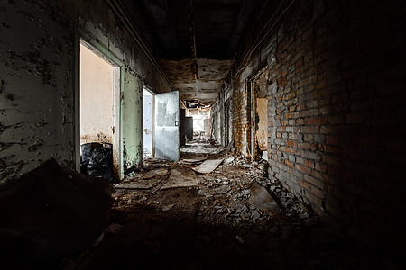 受损建筑中废弃的走廊背景图片