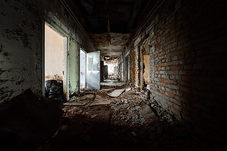 受损建筑中废弃的走廊图片