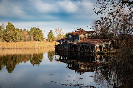 沼泽地被损坏的船树木房子小屋湖景天空遗弃凹陷沼泽地船库天气图片