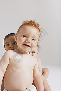 友善的婴儿和两只浅色婴儿的肖像图片