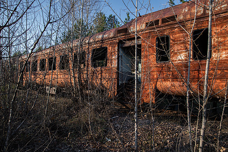 留在外面的被遗弃列车火车站车辆商业平台火车交通货运旅行工业大车图片