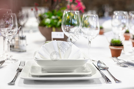 特写餐厅的餐桌用餐午餐玻璃食物盘子婚礼餐巾食堂酒店白色图片