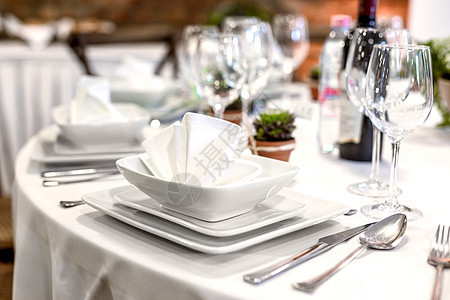 特写餐厅的餐桌玻璃食堂桌子用餐派对午餐酒店餐巾宴会食物图片